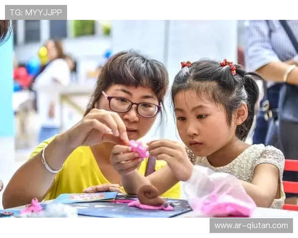 吉祥物现场互动,小朋友争相合影 吉祥物现场互动,小朋友争相合影