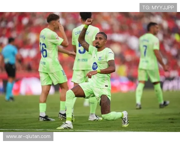 巴萨12月全胜收官，拉菲尼亚落选FIFA最佳阵容引争议